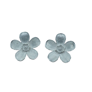 Pendientes de Plata de Ley 925 con Diseño Floral de Pétalos Texturizados, Hechos a Mano, Minimalistas, Joyería para Mujer, Regalo de Navidad - Product Image 1