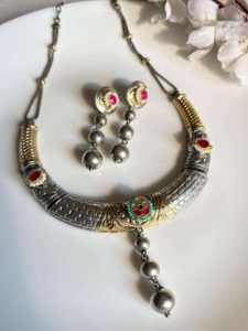 Collier et boucles d'oreilles Dualstone Hasli de fabrication indienne avec fusion Kundan, disponibles à un prix compétitif - Product Image 4