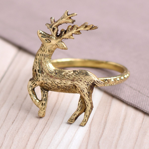 Porta servilletas de reno 3D en oro pulido que aporta lujo a tu cena festiva. Disponible a precios de mayorista. - Product Image 3