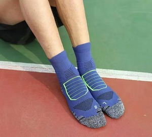 ถุงเท้ากีฬาข้อสั้นระบายอากาศแห้งเร็วไร้ตะเข็บสำหรับฤดูใบไม้ร่วง ผลิตจากผ้าฝ้าย 100% รับผลิตตามแบบ OEM พร้อมสกรีนโลโก้ - Product Image 1