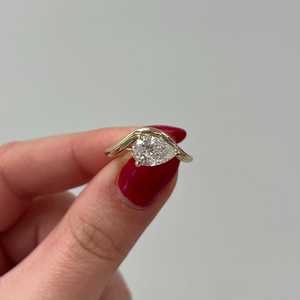 Anillos apilables curvos de oro macizo de 14k con diamante de laboratorio de 1.5 quilates en forma de pera, con engaste de garra decorativo y bandas solitarias onduladas para mujer, al por mayor - Product Image 4