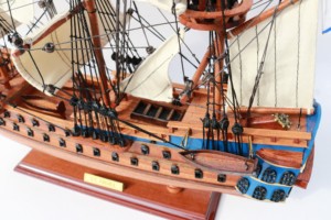Modèle de bateau à voile russe en bois artisanal ST. PAVEL - Peint à la main, forme personnalisée, objet de collection, décoration d'intérieur - Product Image 6