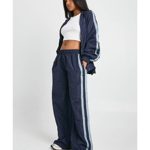 ชุดวอร์มวิ่งออกกำลังกายแบบมีซิป ปี 2026 พร้อมโลโก้สั่งทำ เสื้อแจ็คเก็ตไนลอนกันลมและกางเกงขายาว ชุดกีฬาฝึกซ้อมฟุตบอล แถบข้าง 2 ชิ้น/ชุด - Product Image 1