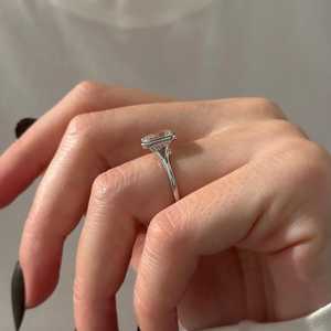 Bague de fiançailles Art Déco en diamant de laboratoire taille émeraude 2 carats, bague solitaire à sertissage clos à double anneau, certifiée IGI - Product Image 6