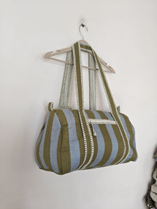 Bolsa de Viaje Acolchada de Algodón con Estampado de Rayas Verdes y Cierre de Cremallera |   Bolsa Ligera para Fin de Semana y Gimnasio - Product Image 2