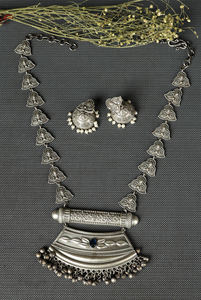 Collier ethnique bohème en argent oxydé avec pendentif onyx et gouttes Ghungroo, cadeau de mariage traditionnel - Product Image 3
