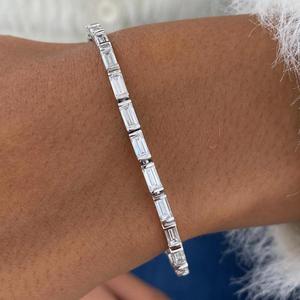Bracelet populaire en argent sterling 925 plaqué or avec diamant de laboratoire taille émeraude serti clos pour femme - Product Image 4