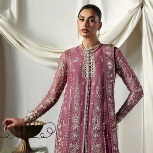 Vestido Anarkali pakistaní premium en verde esmeralda y oro antiguo, con adornos elaborados, largo y maxi, con Banarsi Jamawar. - Product Image 1