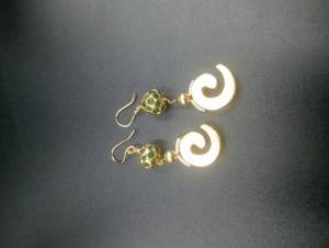 Boucles d'oreilles créoles ethniques plaquées or Amaira Jewels, perles de jade, imitation perle, géométriques, bijoux de fête pour femmes, perles de corail, vintage - Product Image 1