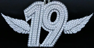 Pendentif Ailes d'Ange Personnalisé Numéro 19 en Argent 925 Plaqué Rhodium Effet Diamant Moissanite Tendance Hip Hop Mode - Product Image 3
