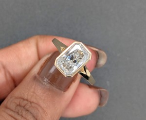 Bague solitaire Lurba Jewels en moissanite taille radiant 2 carats, sertie clos, or 14 carats, cadeau de fiançailles, de mariage ou d'anniversaire - Product Image 4