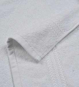 Toalla de Baño Blanca de Algodón 100% de 550 GSM, Suave, Afelpada, Altamente Absorbente, Duradera, de Lujo, para Hotel, Spa, Resort, Disponible para la Venta - Product Image 4