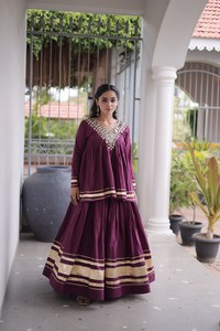Lehenga Choli de Algodón Kora de Calidad de Exportación con Detalles en Zari, Trabajo de Espejo Real y Falda de 3.5 Metros - Product Image 1