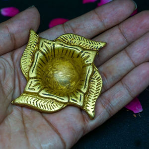 Diya/Deepak Redonda de Latón Vintage para Decoración de Templos y Puja, Venta al por Mayor, Lámpara para Festivales como Pascua - Product Image 4