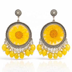 Boucles d'oreilles pendantes en résine époxy avec fleurs séchées faites à la main, perles florales jaunes plaquées argent, style bohème, pour femme, idéales pour un anniversaire - Product Image 1