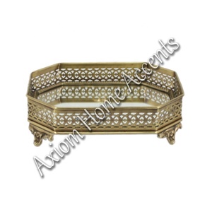 Axiom Home Accents Bandeja de latón elegante Bandeja de metal de diseño moderno con acabado brillante para decoración del hogar Fiestas navideñas entretenidas - Product Image 1