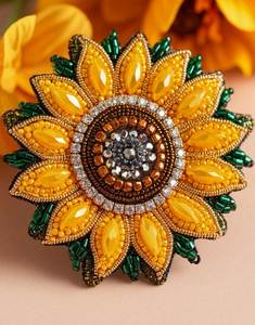 Broche de luxe brodée et perlée, accessoire de mode fait main pour femme, broche oiseau perlée brodée à la main avec détails - Product Image 1