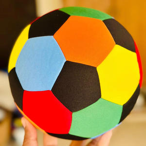 Qualité supérieure : apportez la joie du football en salle avec un ballon de football rembourré et doux ! Cette balle rembourrée de taille 4 est idéale pour une utilisation en intérieur en toute sécurité. - Product Image 1