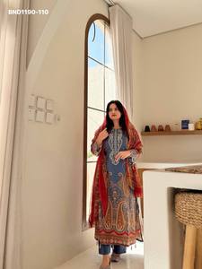 Ensemble prêt-à-porter Designer Chinon avec motif imprimé et détails en diamants argentés sur le col - Pantalon palazzo et dupatta - Fabricant de mode féminine - Product Image 3