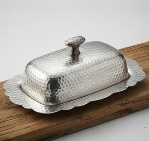 Plat de service ovale en métal martelé avec couvercle, design minimaliste, motif uni, vaisselle et assiettes - Product Image 1