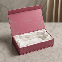 Boîte cadeau rigide magnétique rose de luxe avec motif géométrique en feuille d'argent et logo personnalisé pour l'emballage de bijoux haut de gamme