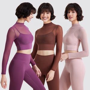 Conjunto de yoga de 2 piezas para mujer: Top corto de malla de manga larga con cuello alto y leggings de cintura alta transpirables de color liso - Product Image 1