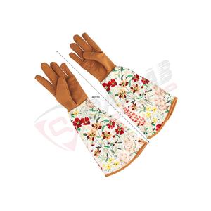 Wholesale Cotton Best Price Women Gardening <b>Gloves</b> Deerskin Leather Suede Pruning Strawberry-printings Safety <b>Gloves</b> for Garden - Product Image 2