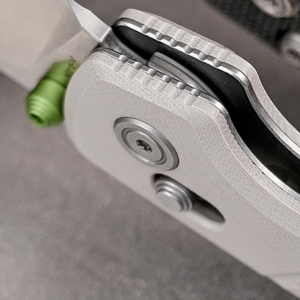 Cuchillos Plegables con Mango Texturizado Blanco, Hoja de Acero Satinado Plateado con Punta Caída, Anillo de Agarre Verde y Bloqueo Deslizante para Uso en Exteriores y EDC - Product Image 6