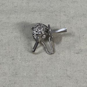 Estos broches o pines con cabeza de león en tono plateado son accesorios decorativos que se utilizan para realzar la ropa formal. Insignia para sombrero Shako. - Product Image 5