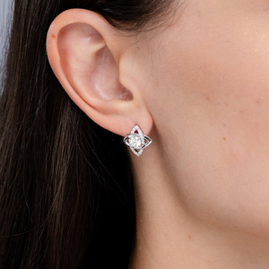 Boucles d'oreilles clous à l'allure orbitale entrelacée avec diamants de laboratoire ronds et accents pavés en or 10K 14K 18K et argent sterling 925 935 - Product Image 4