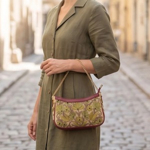 Sac à bandoulière en chaîne brodé au point Crewel du Cachemire, crème avec motifs floraux lavande et marguerites violettes - Product Image 1
