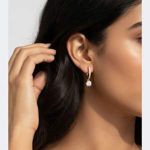 Boucles d'oreilles pendantes Huggie linéaires serties de diamants ronds 1,15 carat au total, montées à griffes et pavé, dans un cadre de joaillerie fine - Product Image 6