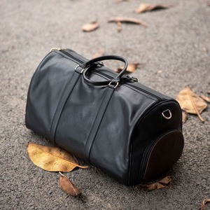 Bolsa de Viaje Clásica de Cuero Negro con Panel Lateral Marrón, Gran Capacidad, Sistema de Transporte con Asa - Bolsa de Cuero - Product Image 5