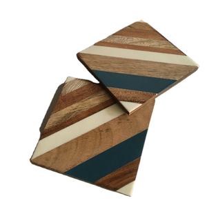 Dessous de verre en bois et résine pour bureau et dessus de table Dessous de verre faits à la main de couleur et de forme personnalisées - Product Image 1