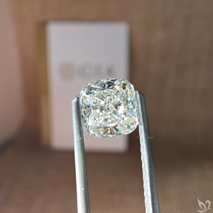 เพชรทรงคุชชั่นสีขาว น้ำหนัก 0.90 กะรัต ได้รับการรับรองจาก GIA คุณภาพการเจียระไนเยี่ยม ความสะอาดระดับ VS1 เพชรธรรมชาติแบบไม่ผ่านการปรับแต่ง (K SI1) - Product Image 3