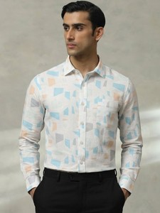Camisa Casual con Estampado Geométrico para Hombre, Estilo Veraniego, Impresión Digital, Base Blanca con Formas Azules, Naranjas y Grises - Product Image 1