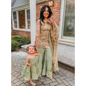 ชุดชาราร่าแม่ลูกแบบเข้าชุดกัน – เสื้อคุर्ติปักลายสีเขียวเซจพร้อมผ้าคลุมไหล่ - Product Image 1