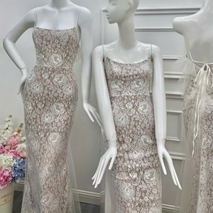 Robe de soirée élégante en dentelle, coupe fourreau, longueur ras du sol, bretelles spaghetti, motif floral ajusté, doublure en mousseline - Product Image 4