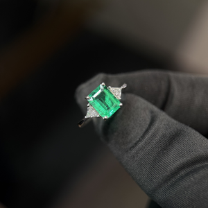 Bague de fiançailles Provence GRG pour homme, diamant taille émeraude 2,0 carats, sertissage clos, or blanc 14 carats, pierres latérales rondes, certifiée IGI - Product Image 1