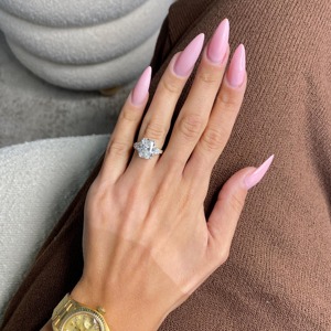 Anillo de Compromiso con Diamante Cultivado en Laboratorio de Corte Radiante de 5 Quilates, con Trapecios Laterales y Corte Redondo, en Oro de 18k de Dos Tonos - Product Image 1