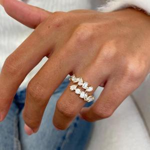 Anillo con Racimo de Diamantes en Oro Amarillo Sólido, Corte Marquesa, Pera, Esmeralda y Redondo, Anillo de Compromiso Único para Ella - Product Image 1