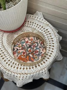 Hermoso Juego de Bandeja y Jarra Pichwai de Hierro Forjado a Mano de Jaipurios, 8 Pulgadas, Impresión UV, Regalo Corporativo de Lujo para Diwali - Product Image 5