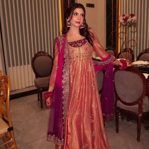 ชุดเดรส Anarkali ปักลายพีชสุดหรู พร้อมผ้าคลุมไหล่ สำหรับผู้หญิง ออกแบบโดยดีไซเนอร์ เหมาะสำหรับงานแต่งงาน งานเลี้ยง และงานพิธีต่างๆ ตกแต่งด้วยงานปักดิ้นทองและเลื่อม - Product Image 1