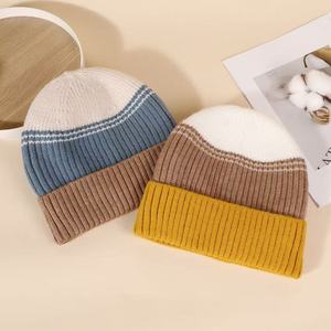 Gorro de punto unisex con bloques de color, con contraste y puño plegable, cálido para invierno, estilo casual - Product Image 4