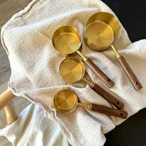 Juego de cucharas medidoras de latón dorado con juego de tazas medidoras de latón dorado, 4 piezas con mangos de madera, diseño apilable - Product Image 1