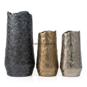 Juego de 3 jarrones de flores de lujo hechos de metal de primera calidad, con acabado personalizado disponible, textura elegante y forma irregular, para decoración del hogar. - Product Image 1