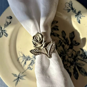 Anneau de serviette en forme de rose, finition argentée, parfait pour une mise en scène élégante de la table et la décoration de la salle à manger, fabriqué à la main en Inde. - Product Image 1