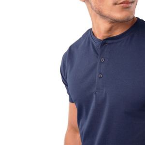 Camiseta básica ligera de cuello redondo para uso diario, fabricante de logotipos personalizados, camiseta de algodón de manga corta para hombre. - Product Image 3