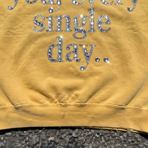 เสื้อสเวตเชิ้ตผู้หญิงไซส์ใหญ่ประดับเพชรเทียม 450 GSM ผ้าถักสไตล์ฤดูหนาว เสื้อสเวตเชิ้ตประดับเพชรเทียมสำหรับผู้หญิง - Product Image 5