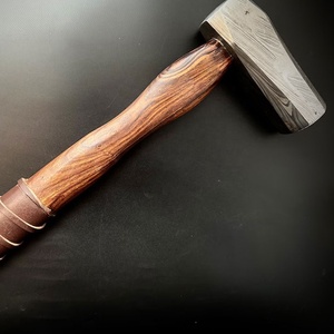 Marteau de chasse viking en acier Damas, forgé à la main, tête soudée à motifs, finition antique avec manche en bois massif - Product Image 2